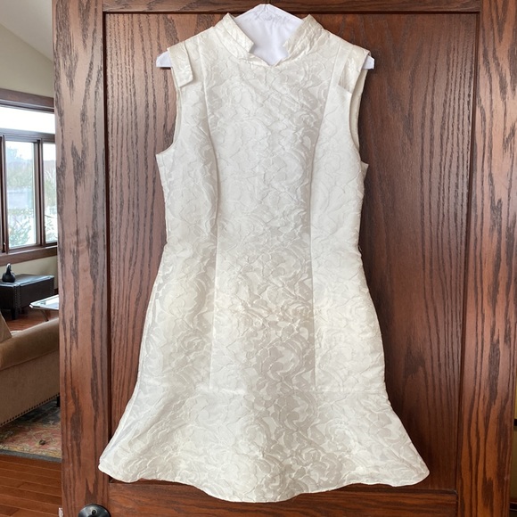 Gucci Dresses & Skirts - Gucci white mandarin collar dress. Size Large. Elegant sleeveless tulip skirt.